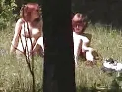Egy vörös hajú nő meggyőzze a legkisebb fiát, majd rajtakapta, hogy nyalogatja a golyóit. Ez egy orosz anya fia vérfertőzés xex videók film, vagy maga a kamera rögzítette.