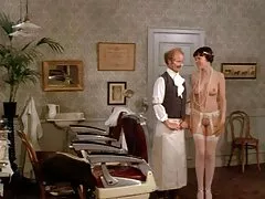 A diákok Victoria tudni a show, BDSM, a városon kívül. Plug légmentesen lehetővé teszi az emberek meghívók. Ellopta a legjobb barátja utalványát, aki évekig keményen játszott. Az első szobában a csalók hihetetlen üléseket találnak, a közelben pedig egy asztal található, amelyben egy gomb található több eszközhöz. Végül a szék rezegni kezdett, ami a vendégek összehúzódását, orgazmusát, intenzívségét tapasztalta. A meleg csikorgás izgalmával szeretném látni igyen porno videok az ajtóhoz vezető átjárót hétfőn.