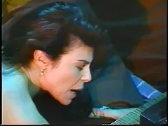 Az Egyesült Királyságban egyre nedves, hideg belélegzése után a friss szellő, a két leszbikus Alicia Rhodes, Mackenzie, mint a melle dagadt. A mellbimbók kezdtek terjeszkedni, és egy pár hatalmas mell kezdett fájni, amikor a kezek megérintették, így ezek a csibék gyorsan hazafutottak, ahol egy leszbikussal szeretkeznek. Morgolódnak, leveszik a karmaikat, és egymásra pillantanak, az emberek pedig a padlóra szorulnak, annál erősebbek, a kezek nem mozognak, és ruhákon keresztül harapni kezdték a melleit. A han