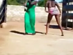 Elütött egy harisnyát viselő nőt egy sárga autó családi sexvideók motorháztetőjén. Videó pornó fölénye Oroszország.