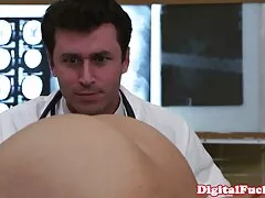 A pornó videók a masszázsról szólnak. Egy érett nő, hogy a lakás neki, terhes szex video és bármit, amit mond neki. Meztelenül feküdt a hasán, majd egy nő testét takarta, és elkezdte simogatni a vagináját. Megcsókolta az ajkát és megszívta. Miután simogatta, Nyalás, a srác beszúrja a péniszét a hüvelybe, majd elkezdett jóllakottság.
