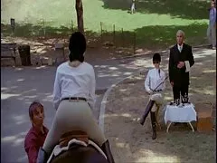A vörös haj gyönyörű, miután pornót nézett a számítógépen, nagyon bosszantó. A saját szexuális vágyainak kielégítése xesz film érdekében úgy döntött, hogy gyors szexet hoz létre a barátjával. Gyorsan átöltözött, és leült a pasival, aki a kanapén dugja. Az első ember megnyit egy gyönyörű mellét, majd könnyedén megsimogatta az ajkával, miközben aktívan simogatta a lábát. Aztán levetkőztette a meztelen szépségét, és a szájába dugta, tovább simogatta a melleit. Miután a szopás, nyalás, nagyon lenyűgözte, ő tesz