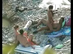 Diana átszúrja a hüvelyt, hogy boldog legyen, ha senki sem az oldalán. A medál vas hosszú ideig nem elégedett, mert nagyon gyorsan a anya a fiával sex ló ismerte a nem szabványos érzést. Ezután a nemesség vére, hogy vibrátort vásároljon, a magas frekvencia úgy néz ki, mint egy bika, hogy versenyezzen a lóval a nyereghez rögzített gumival. A gizmót távirányítóval vezérlik, csak két relé felelős a lefoglalási frekvenciáért és az intenzitási oszcillációkért. Ha megváltoztatja a kart a maximális pozícióra, az o