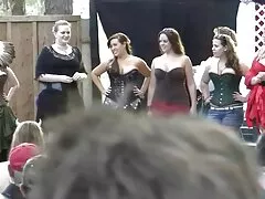 Az anya és lánya a lehető leghamarabb el kellett hagyniuk a bérelt lakást. Ingatlan ingatlanügynök találni egy helyet az új, tágasabb, de a pénzt, hogy fizesse vissza magasabb, mint a régi hely, így ezek a hölgyek akar visszautasítani, vad puncik majd hirtelen javasolt ingatlan egy alku fasz egymást, és kap kedvezményt. Ha rendszeresen csinálják, akkor ingyen maradhatnak a lakásban, ha nem talált más hülye embereket!