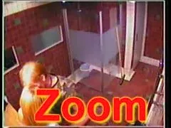 A mennyezeten lévő edző úgy döntött, hogy a munka előtt reggel sétál, hogy meleg állapotban jelenjen meg az ügyfél előtt,lenyűgözve őket a kiváló fizikai alakjuk. Szőke, mint egy maratoni futó, futott át a területen verik a faszt a nap, nagyon nagy mellek nedves, így a futás után, sietve ugrott a zuhany alatt. Sportolók mell kis dip alatt egy vízfolyás, amikor az edző az öltözőbe, a tér a sorrendben az éjszaka őr. Fiú meglepte a hirtelen megjelenése egy kutya legérdekesebb területeken. Az ördög nem fogja be