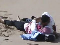 A barna hajú lány bejön a fürdőszobába, eltávolítja a bugyiját, forró vízfürdőben ül. Aztán feljött egy férfi, és egy törülközővel dörzsölni kezdte a hátát. Fokozatosan a fürge kezek elkezdték simogatni a lány mellét,így az öröm komoly módon. Ezután a srác húzza rövidnadrág le, majd elkezd kibaszott barna szája egy édes, szex videók ingyen szelíd lány. Amikor a lányok befejezik a szexet, orális, bemászik a fürdőszobájába, és rákhelyzetbe helyezi, kezdőfogantyú, vagina,vaginális, puha és édes. Természetesen 