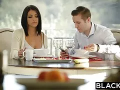 Két év alatt Kylie Wilde is részt vesz a különböző stimuláció solo a stimuláció a csikló, a standard, tartsa a kapcsolatot a hüvelyi vibrátor végződik metamorfózis az anális csatorna származó anyagok a penetráció a növény. Törékeny, gyönyörű, ment át a szupermarketben nem viselt nadrágot, megtalálni a banán mérete neki punci, valamint a seggét, néha érdekli avokádó vagy padlizsán, de minden attól függ, a hangulat. Ma, kedves, Kylie Wilde is viccel, és a hangulat is törött, így a nagy metamorfózis úgy dönt, 