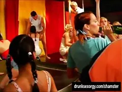 Ennek a lánynak testvérek dugnak az orosz szex most, a kanapén vagy az ágyon nem fontos, a legfontosabb dolog egy nagy kakas, ez az ember nagyon nagy.