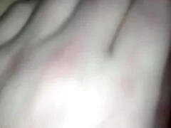 Egy fiatal férfi rajtakapta a barátnőjét, hogy ezzel egy időben szopást csinál, de aztán letérdelt, és elkezdett szopni. Az emberek a kezüket, hogy nyomja a fejét, hogy lenyelje mélyebben, és egy elégedett nagyik dugása megjelenés puha ajka neki csúszik. Csirke ül kakas kiálló tőle, így nyúlik a punci az ő hangos kiáltás megszökött az ajkai, amikor elkezdi csinálni, majd a végén egy patak cum a szájába.