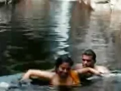 Egy gazdag ribancok buliznak szex. Meghívta az összes barátnőjét, és megrendelte a gyerekhívást. Amíg a csaladisex lányok isznak és szórakoznak, addig a gigalo professional a táncparkett közepén mutathat egy csíkot. Egyikük feküdt az asztalon, és a csövet az alsóneműjébe tette. Az egyik gyönyörű, áhított lóg a része a testét, majd vett egy édes a fehérneműt. A legmerészebb lányok félreállítják a fickót, és ott szórakoznak velük. Szőke levette a bugyiját, majd adott neki egy szopást, gyönyörű. Ilyenkor a tán