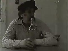 Diák party ünnepi hely, amikor az emberek látták Lola részeg. Steve odament hozzá és megkérte a kezét. Lola beleegyezett . elvette az ingét, és Steve-et a kanapéra tette, és a feje tetejére állt. Először az emberek viccnek veszik, de amikor a pár kinyitotta szeretkezes video a ruhákat, a férfi pedig a rés Lola puncijában feküdt, akkor a nevetés alábbhagyott. Éppen ellenkezőleg, a hallgató ösztönzésének hatása, az alkohol felmelegedése arra a pontra, hogy egy idő után megkezdődött a csoport szerkezete.