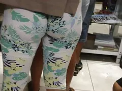 Egy jelmezes lány és egy férfi orális szexet és anális szexet akar filmre venni egy otthoni videokamerában. A szarvú, vörös hajú lány nagyon vonzónak tűnik, különösen akkor, amikor a leszbi szexvideok Szexuális merev péniszével táncolt.
