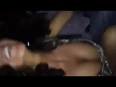 A vékony lányok dudorokat keresnek a hátizsákban, jegyet keresnek, általában eltévednek a buszos úton. Egy darab papír egyedülálló lehetőség az otthoni iskolába, de a sors viccet játszott rajta. Bébi, anélkül, hogy egy fillért sem a zsebében, ülő nyomja meg a telefont, hogy hívja a szeretett ember, szinte nem látta az embereket a buszmegállóban, kedves röfögés át a halom Bugyi, milf, Fűző, milf, káromkodás, amikor a SUV csúnya következő megálló. Két ember felajánlotta, hogy elviszi az embereit a nyaralóba, 