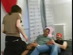 A fiatalok heves esőben esnek, a hús áztatta, és az egyetlen közületek a bél népének háza, ahol nem messze baleset történt. Fiatal, soha nem jelentett, megjelent a küszöbön Szőke, Érett, ami nem látható néhány év alatt, mert a családi dráma történik. A fiú nem tudta a botrány pontos okát, nem engedte, hogy a szál érdekli, zárva van,hogy ne nyissa meg újra a sebet. a csípő erős és vésett. Egy nagynéni, aki tárt karokkal várta, hogy unokaöccsét a házban hagyja, a fürdőszobában kérte, hogy távolítsa el a nedve