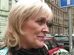 Néhány diák szenvedélyesen csókol, feszes, szőke hosszú csak hagyja, hogy a nadrág, rózsaszín csipke, és egy teljes élmény az ember keze megérinti a hüvely a vékony szövet, majd tényleg nyomja őket az oldalra. A csibék a szájukba családi szeksz videók szívják a kakast, szopják, majd néhány pillanattal később a padlón heverő kiscsaj leteszi a fejét a párnára, és lapos hassal fejezik be.