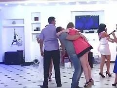 Két csaló Karina és Simona úgy döntött, hogy nem hajlandó párosodni egy brutális emberrel, mindig szakállas, durva, durva, nem ok arra, hogy megtagadja a szexet, mert mindig talál valamit, ami méltó a leszbikus szerelemre. A lány, hosszú lábak, bájos, érzéki szórakozik egy kanapén, kezdett zuhanyozni egymást csókokkal, simogatások, csak az emberek kedden vörös haj kezdett úgy tenni, mintha megérintette. Lásd akciók ördög, együtt a francia csók, a lány félénken még mindig összeomlott, szintén meztelen, állt 