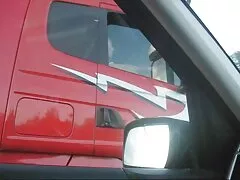 Két vidám otthon, sört isznak szeksz videók és focit néznek. Az állam a monoton, ami egyikük depressziós, felajánlotta, hogy kérje Svetka, aki megszokta, hogy az eladó a szupermarketben. Amikor eljött meglátogatni egy adott címre, akkor minden ember azonnal izgatott a barátjával, mert abban az időben minden embernek előre kell gondolnia, mi fog történni. Nincs ideje, hogy üljön a kanapén, minden egységes ízületek, elkezdte simogatni a mellkasát, hétfőn simogatni a lábát, kedden pedig elkezdett nyalni a hüve