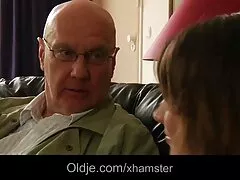Drágám, Nagy Mellek, az év legjobb porno videok diákja 2, Menj nincs lány, egy hétvége maradt játszani, unalmas igazán. Aztán úgy döntött, hogy meghívja egy régi barátját, hogy szórakoztasson egy éjszakát. Ráadásul nem volt sok dolga, és gyorsan besétált a házába. Együtt néznek egy filmet, fényes, vicces, csésze tea, aranyos, majd folytassa az ágy, beszélgetni szórakoztató. De közel a testhez, így nem befolyásolhatja Önt, hogy a kéz, amelyet a mellkasára helyezett, rugalmas legyen. De a lány megpróbálta leb